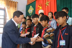 PGS TS Trịnh Đình Tùng, giảng viên khoa Lịch sử, trường ĐHSP I Hà Nội
trao quà cho các em trường THCS số 2 Hưng Trạch (Bố Trạch).