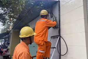 Nhân viên Điện lực Quảng Bình kiểm tra công tơ điện của các hộ dân