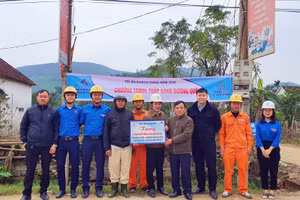 Điện lực Quảng Bình bàn giao công trình "Thắp sáng đường quê" sau khi thi công