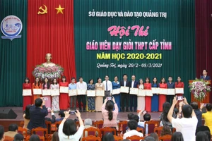 Các giáo viên tham dự hội thi được nhận giấy khen của giám đốc Sở GD&ĐT tỉnh Quảng Trị.