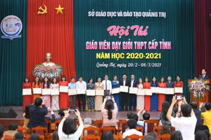 Các giáo viên tham dự hội thi được nhận giấy khen của giám đốc Sở GD&ĐT tỉnh Quảng Trị.