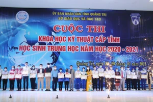 Lãnh đạo Sở GD&ĐT Quảng Trị trao giải cho các em học sinh.