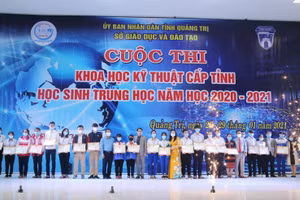Lãnh đạo Sở GD&ĐT Quảng Trị trao giải cho các em học sinh.