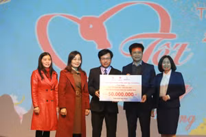 Hội đồng quản trị Hệ thống giáo dục Chu Văn An trao tặng 50 triệu đồng cho chương trình "Tết sum vầy - Tân Sửu 2021" của Công đoàn ngành Giáo dục Quảng Bình.