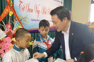 Ông Trần Xuân Công - Phó Giám đốc PC Quảng Bình tặng quà cho các em học sinh khó khăn biết vươn lên trong cuộc sống và học tập giỏi.