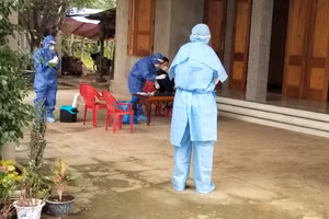 Cán bộ y tế lấy mẫu bệnh phẩm cho đối tượng nghi nhiễm Covid-19 tại nhà.