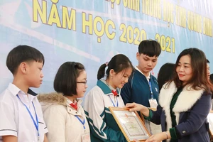 Bà Mai Thị Liên Giang, Phó Giám đốc Sở GD&ĐT tỉnh Quảng Bình trao giải cho học sinh đạt giải tại hội thi KHKT.