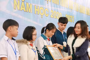 Bà Mai Thị Liên Giang, Phó Giám đốc Sở GD&ĐT tỉnh Quảng Bình trao giải cho học sinh đạt giải tại hội thi KHKT.