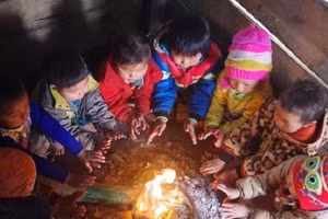 Học sinh chống rét. Ảnh minh họa