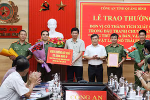 Bí thư Tỉnh ủy và Phó Chủ tịch UBND tỉnh Quảng Bình trao thưởng cho lực lượng phá án.