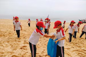 Học sinh tiểu học tham gia nhặt rác làm sạch bãi biển.