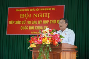 Ông Hà Sỹ Đồng - Phó Chủ tịch UBND tỉnh thay mặt Đoàn ĐBQH thông tin tới cử tri các nội dung của kỳ họp Quốc hội vừa qua.