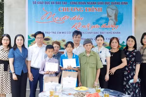 Sở GD&ĐT tỉnh Quảng Bình và Công đoàn ngành giáo dục hỗ trợ học sinh có hoàn cảnh khó khăn.