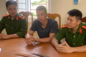 Ngoài tàng trữ ma túy, cơ quan chức năng còn thu giữ thêm súng và dao, kiếm tại nhà đối tượng.