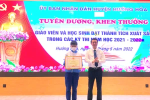 Ông Võ Văn Minh - Phó Giám đốc Sở GD&ĐT tỉnh Quảng Trị trao Bằng khen của Chủ tịch UBND tỉnh Quảng Trị cho em Phạm Hải Sơn, học sinh Trường THCS Tân Lập.