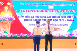 Ông Võ Văn Minh - Phó Giám đốc Sở GD&ĐT tỉnh Quảng Trị trao Bằng khen của Chủ tịch UBND tỉnh Quảng Trị cho em Phạm Hải Sơn, học sinh Trường THCS Tân Lập.