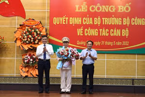 Thứ trưởng Bộ Công an và Thường trực Tỉnh ủy Quảng Bình chúc mừng Đại tá Nguyễn Hữu Hợp, tân Giám đốc Công an tỉnh Quảng Bình.