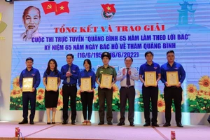 Lãnh đạo tỉnh Quảng Bình trao giải thưởng cho các đoàn viên.