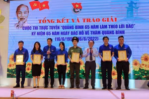 Lãnh đạo tỉnh Quảng Bình trao giải thưởng cho các đoàn viên.