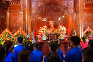 Sinh viên dâng hương tại đền thờ Chủ tịch Hồ Chí Minh.