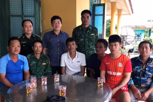 Lãnh đạo huyện Cồn Cỏ thăm hỏi, động viên các ngư dân.