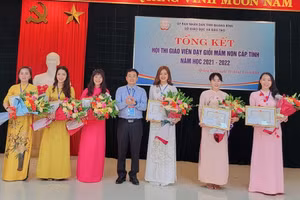 Ông Đặng Ngọc Tuấn, Giám đốc Sở GD&ĐT trao thưởng cho các GV đạt giải Nhất cuộc thi.