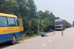 Lực lượng chức năng Quảng Trị kiểm soát, xử lý xe quá tải.