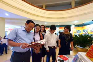 Triển lãm sách, ảnh với chủ đề “65 năm Quảng Bình làm theo lời Bác Hồ dạy”.