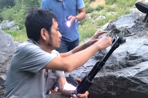 Đối tượng bị bắt giữ về hành vi tàng trữ trái phép vũ khí quân dụng.