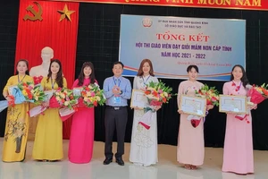 Ông Đặng Ngọc Tuấn, Giám đốc Sở GD&ĐT trao thưởng cho các GV đạt giải Nhất cuộc thi.