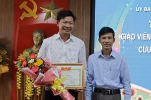 Lãnh đạo huyện Gio Linh tuyên dương hành động dũng cảm của thầy Nguyễn Đăng Hải.