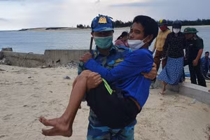 Bộ đội biên phòng kịp thời ứng cứu cho ngư dân bị thương nặng.