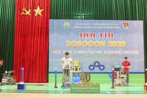 Sinh viên Trường ĐH Sư phạm Kỹ thuật Vinh (Nghệ An) thi Robocon