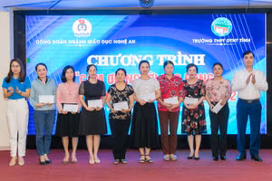 Lãnh đạo Sở GD&ĐT, Liên đoàn Lao động tỉnh tặng quà cho các giáo viên có hoàn cảnh đặc biệt khó khăn. 