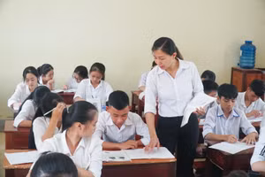 Cô trò Trường THCS Phan Thái Ất (xã Lĩnh Sơn, huyện Anh Sơn, Nghệ An).