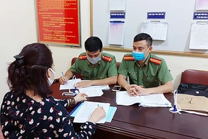 Chị N.T.H (SN 1987, trú tại khối Trường Tiến, phường Hưng Bình, TP. Vinh) làm việc với cơ quan chức năng.