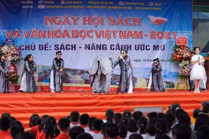 Phần thi kể chuyện "Thầy bói xem voi" bằng tiếng Anh của học sinh Trường Tiểu học Hà Huy Tập 1 (TP Vinh, Nghệ An)