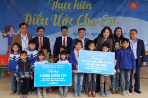 Đoàn công tác Bộ GD&ĐT trao quà "Điều ước cho em" đến thầy trò vùng tái định cư huyện Thanh Chương, Nghệ An.