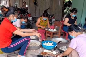 Giáo viên huyện Tương Dương lên núi hái măng rừng, chế biến gửi cho vùng dịch