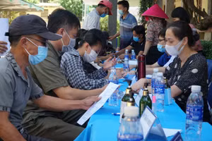 Toàn bộ phụ huynh, thí sinh dự thi vào Trường THPT DTNT Nghệ An khai báo y tế trước khi vào trường.