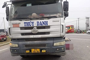 Xe tải mang logo Thuý Danh tại hiện trường vụ tai nạn.