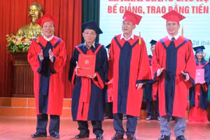 Một lễ trao bằng tiến sỹ tại Trường Đại học Vinh (Nghệ An)