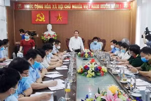 Ban chỉ đạo phòng chống dịch Covid-19 tỉnh Nghệ An họp khẩn về trường hợp dương tính với SARS-CoV-2 đầu tiên tại TP Vinh.