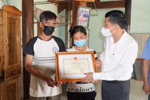 Ông Thái Văn Thành - Giám đốc Sở GD&ĐT Nghệ An trao Bằng khen cho gia đình em Lương Mạnh Tuấn.