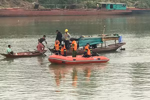 Lực lượng chức năng tìm kiếm nữ sinh gieo mình xuống sông Lam
