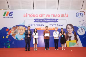 Ban tổ chức trao thưởng cho học sinh Nghệ An đạt điểm cao tại kỳ thi tiếng Anh quốc tế TOEFL Junior năm học 2019 -2020