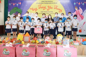 Ngành giáo dục Nghệ An tặng 10 điện thoại thông minh cùng quà tết Trung thu cho các cháu Làng trẻ SOS Vinh