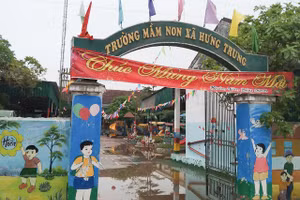 Xã bơm nước vào đồng ruộng nhưng tràn vào trường mầm non Hưng Trung (huyện Hưng Nguyên, Nghệ An) 