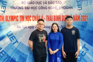 Quốc Bảo và Thái Vũ cùng cô Cao Thị Lan Thanh - Phó Hiệu trưởng Trường THPT chuyên Phan Bội Châu tại cuộc thi Olympic Tin học Châu Á - Thái Bình Dương