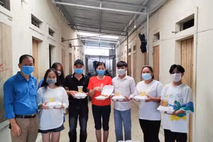 Gia đình thầy Ngô Chiến Thắng (GV Trường THPT Quế Phong, Nghệ An) cho thí sinh ở trọ miễn phí và nấu cơm hỗ trợ các em những ngày thi.